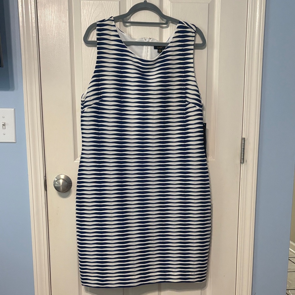 Elegant Blue and White Wave Pattern Midi Dress